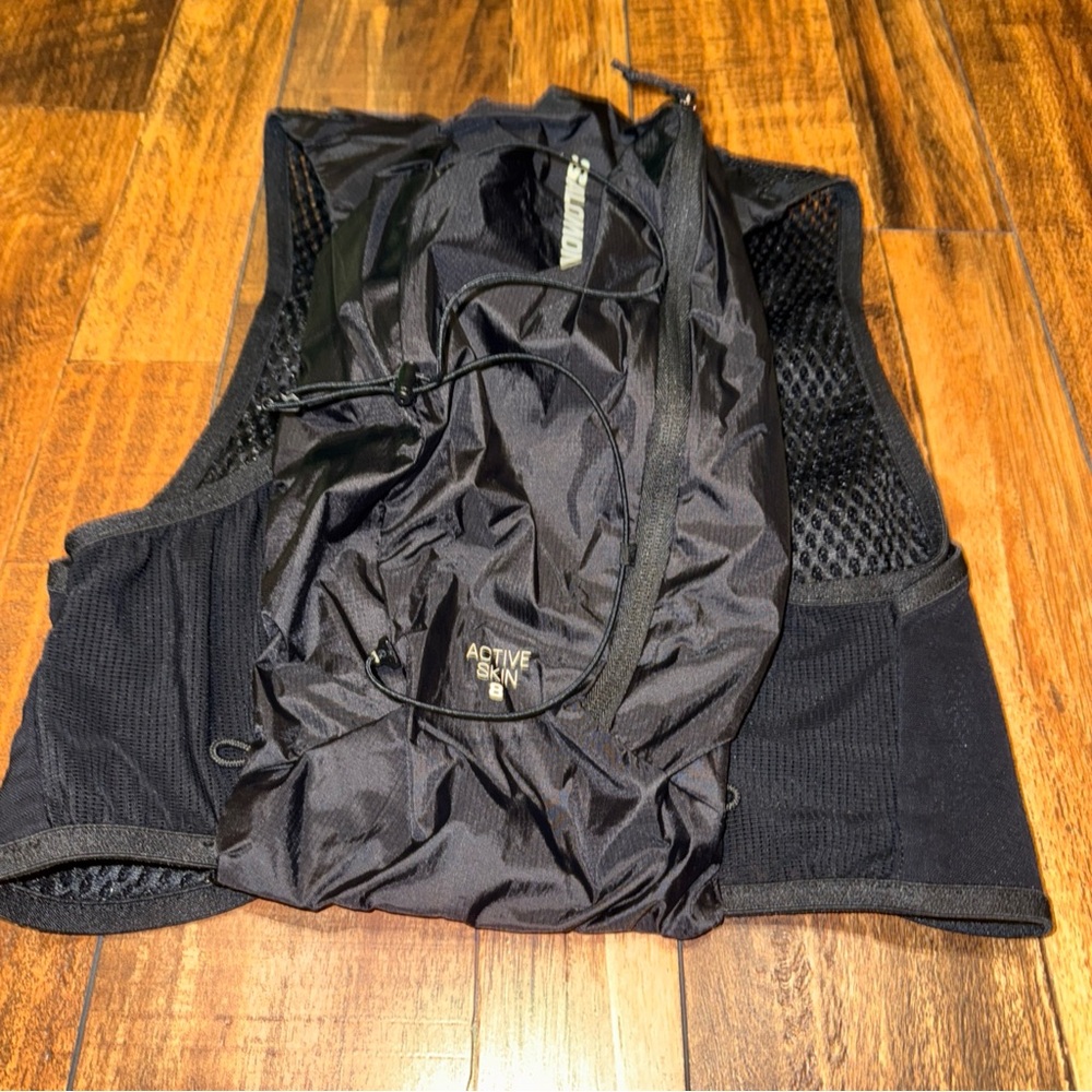 Salomon active skin 8 running vest /unisex size S or M